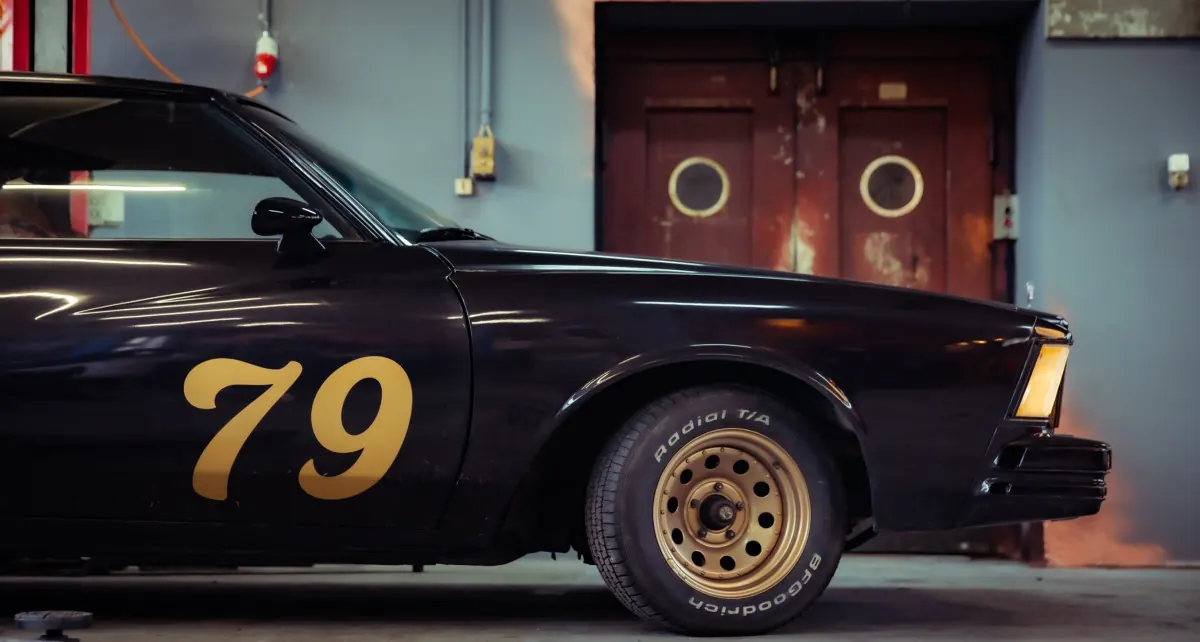 Seitenansicht des Coupés mit der goldenen 79