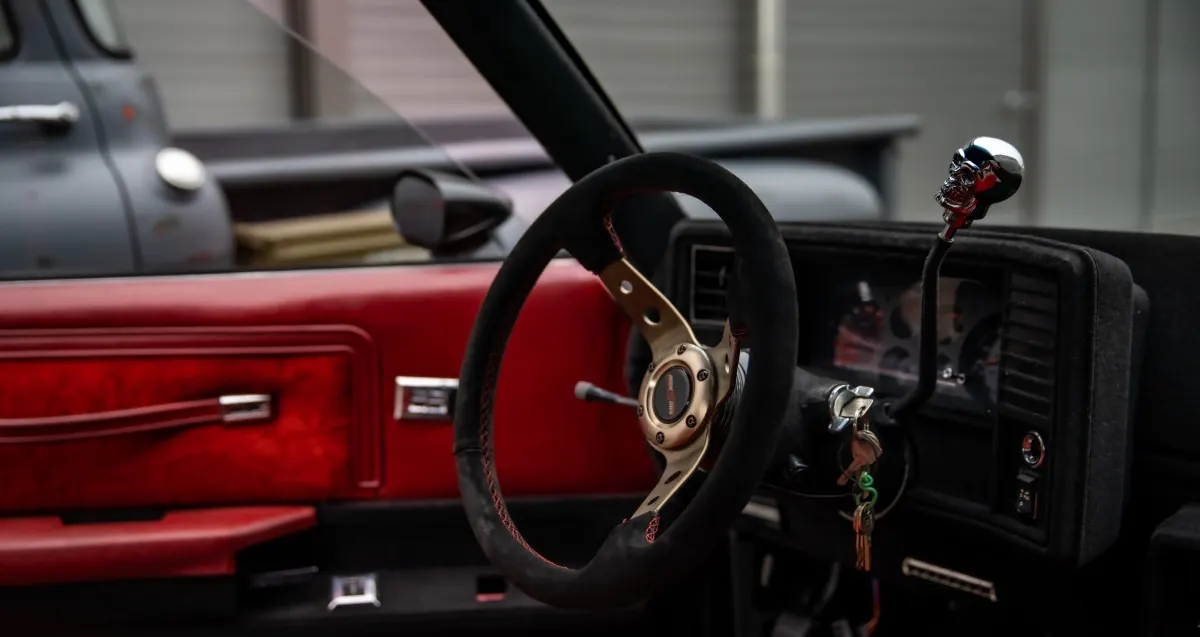 Rotes Interieur mit Sportlenkrad