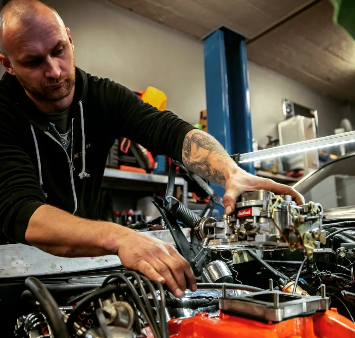 Matus Zamiska arbeitet am Vergaser eines V8-Motors