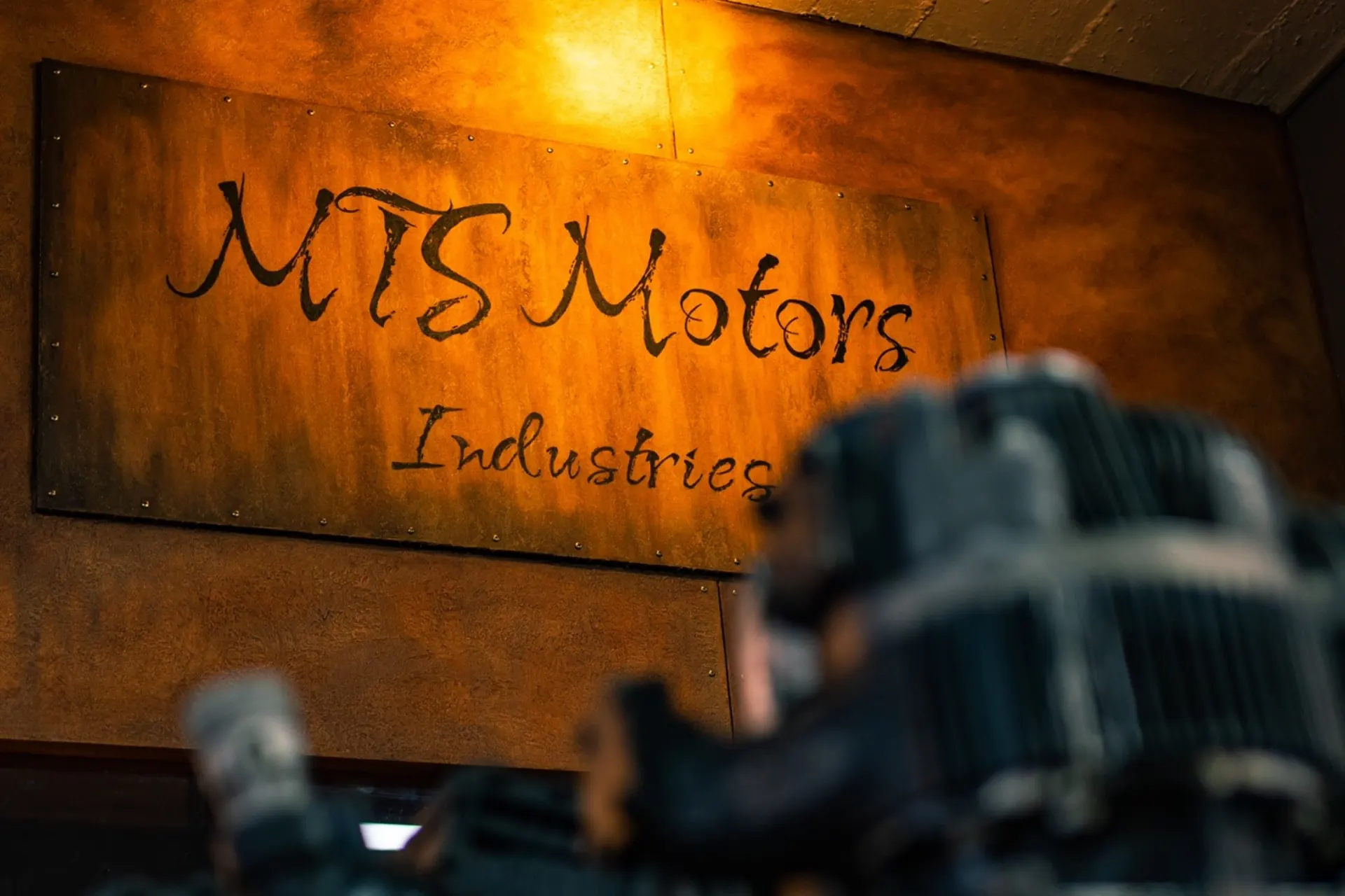 Schild «MTS Motors Industries» an der rostigen Werkstattwand