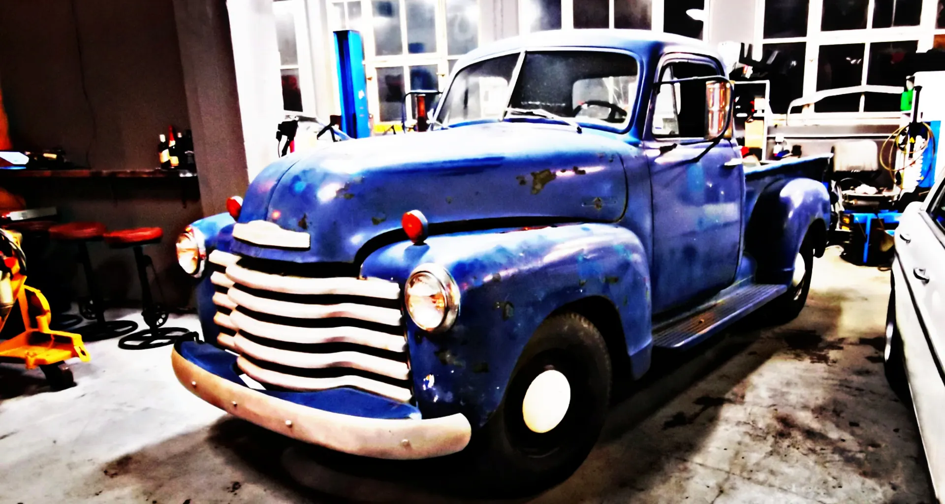 Blauer klassischer Pick-up in der Werkstatt