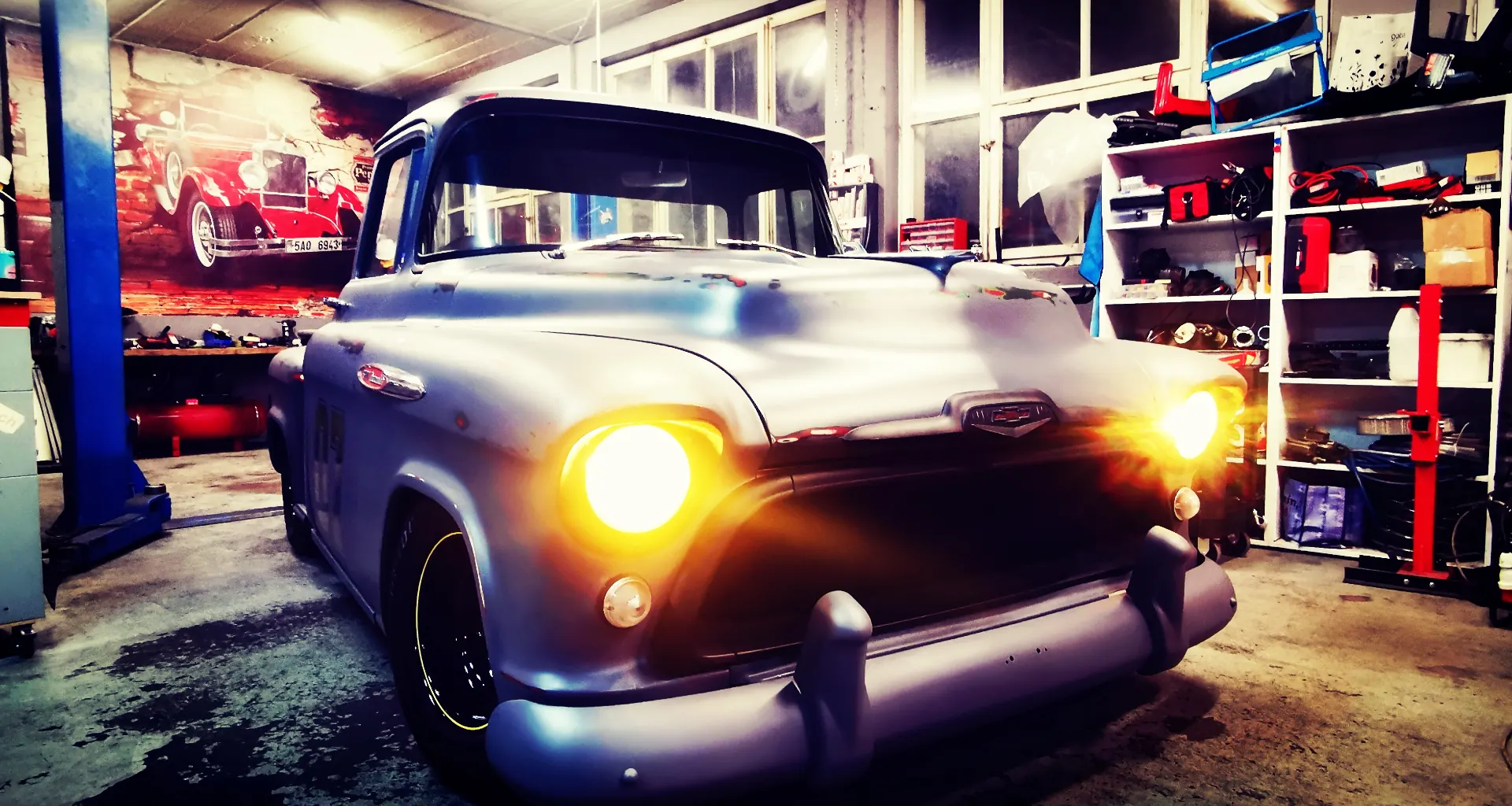 Klassischer Pick-up mit eingeschalteten Scheinwerfern