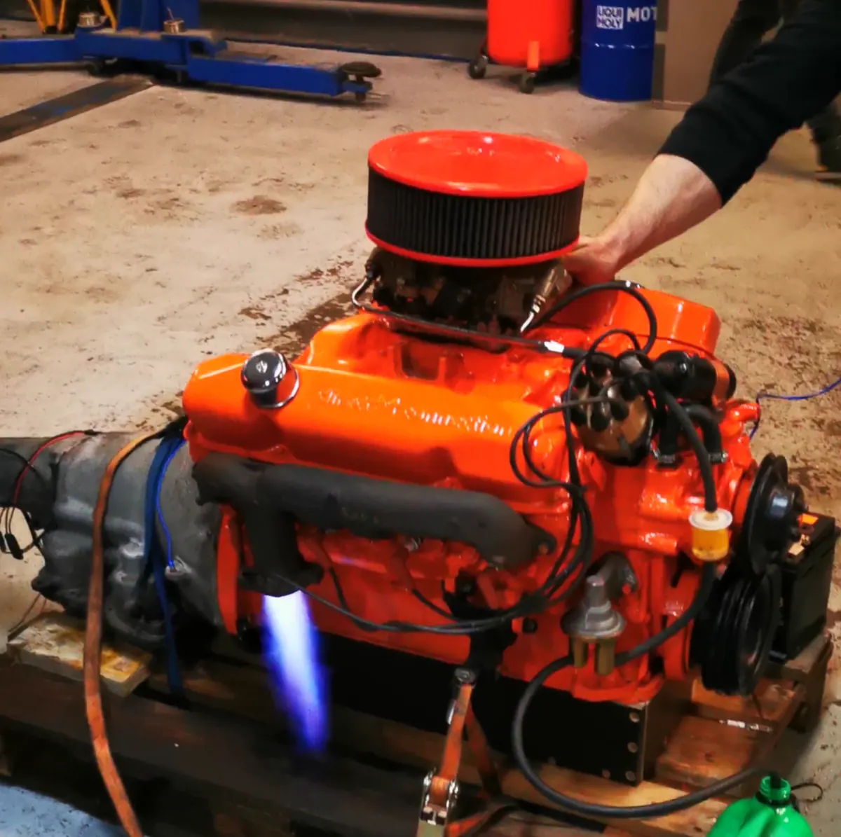 Oranger V8-Motor beim Testlauf auf dem Motorständer